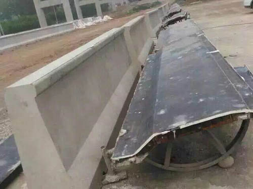 高速公路防撞墙乐动（中国）.jpg
